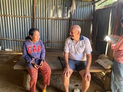 ĐẠI DIỆN MEKONG PLUS THĂM HỎI CÁC HỘ NGHÈO BỊ ẢNH HƯỞNG LŨ LỤT TẠI XÃ HÀM THẠNH