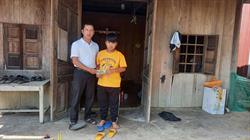 Hỗ trợ điều trị bệnh và cấp học bổng hàng tháng cho hoàn cảnh khó khăn