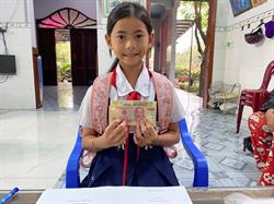 Hỗ trợ học bổng hàng tháng và dụng cụ học tập cho học sinh khó khăn