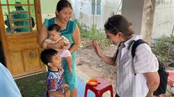 Đón khách thăm và chia sẻ kinh nghiệm gây quỹ