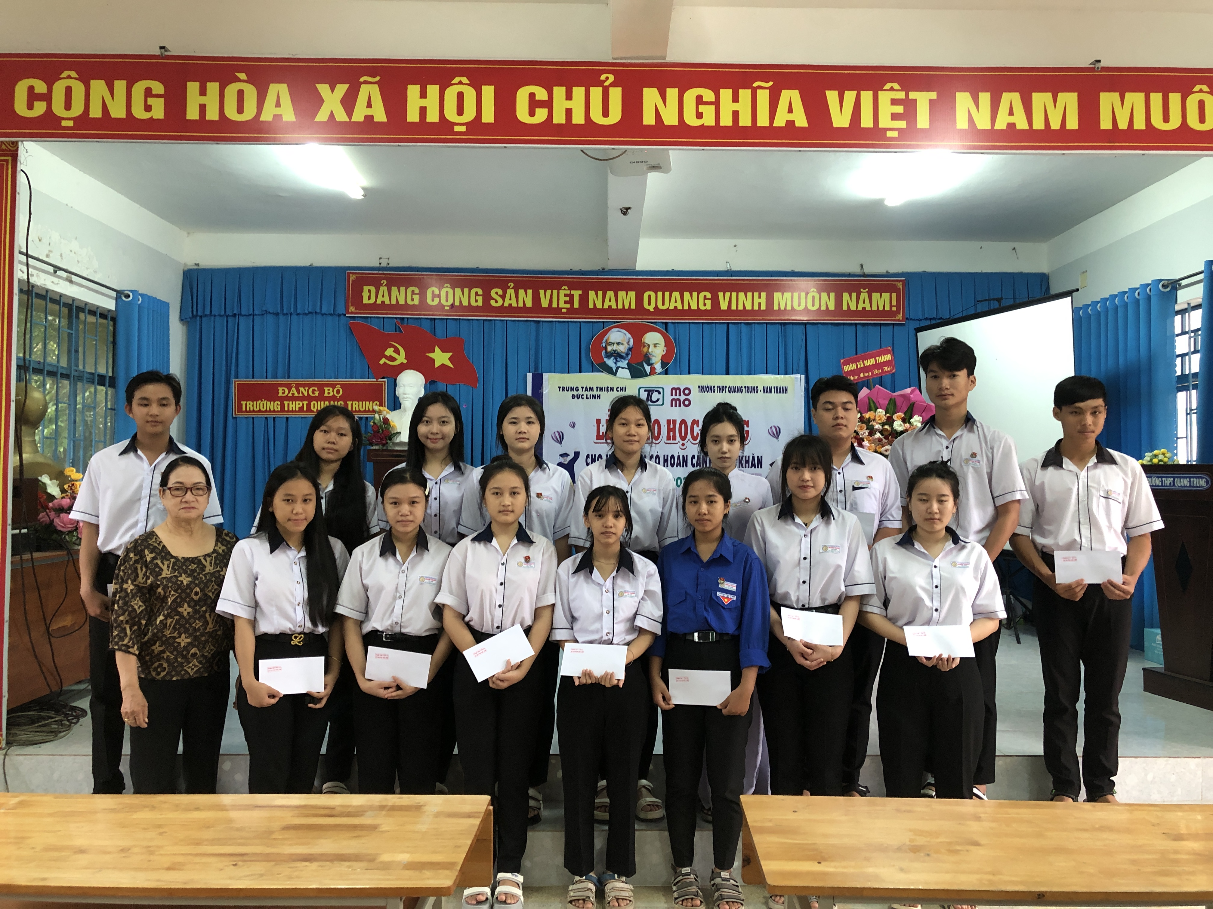 Trao học bổng “Tiếp sức đến trường” cho các em học sinh có hoàn cảnh khó khăn